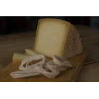 Crudo di pecora, formaggio sardo - Su Pranu Crudo di pecora, formaggio sardo - Su Pranu